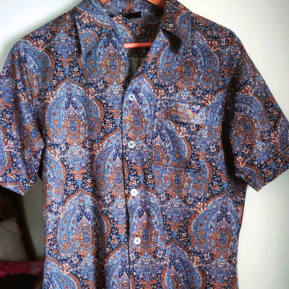 Button up, short sleeve men's dress up shirt. Joel Brand, Sz Medium, Multi color